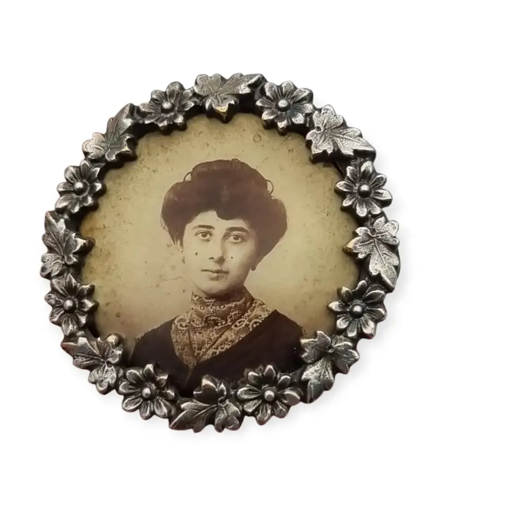 Art Nouveau brooch with female portrait with detailed floral frame, 1900-1910.