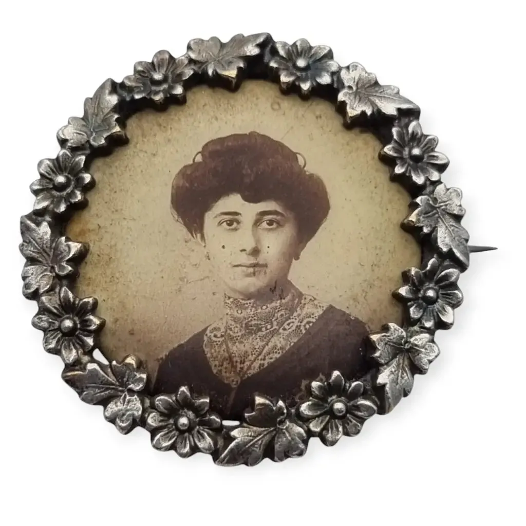 Art Nouveau brooch with female portrait with detailed floral frame, 1900-1910.