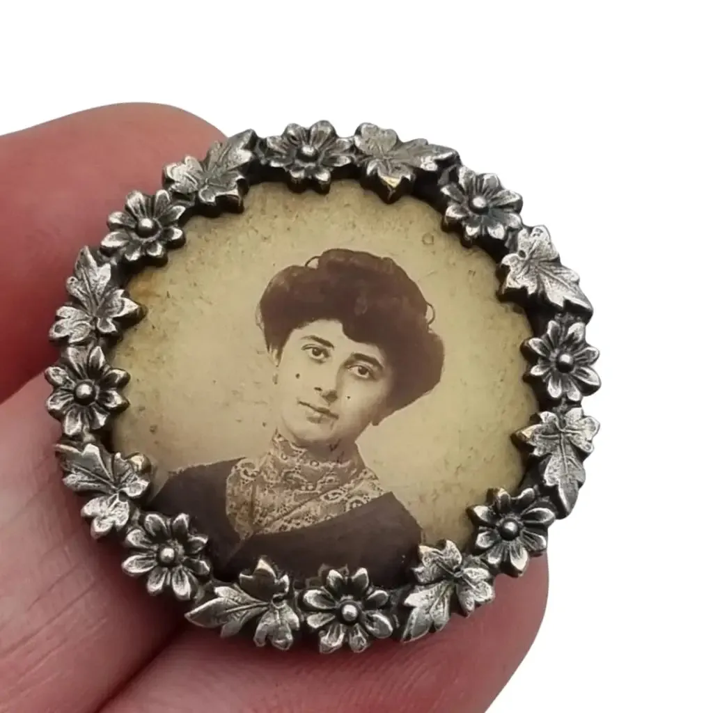 Art Nouveau brooch with female portrait with detailed floral frame, 1900-1910.