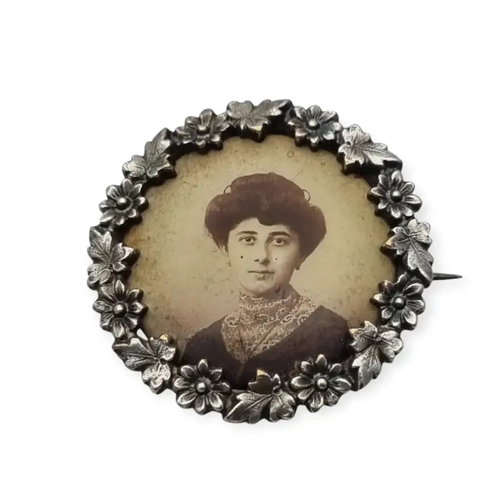 Art Nouveau brooch with female portrait with detailed floral frame, 1900-1910.