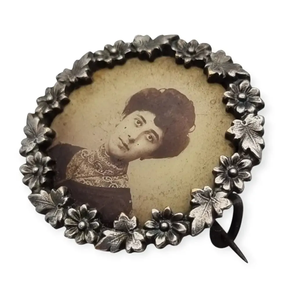 Art Nouveau brooch with female portrait with detailed floral frame, 1900-1910.