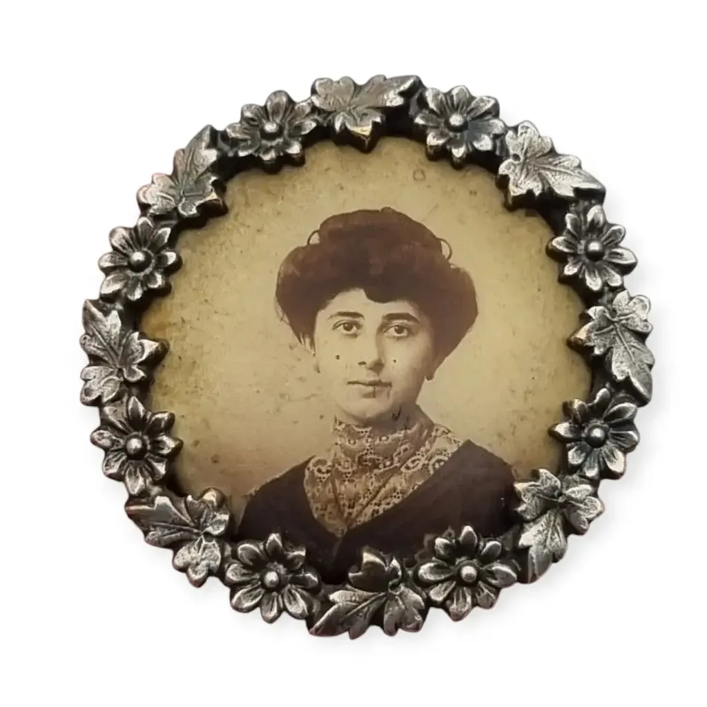 Art Nouveau brooch with female portrait with detailed floral frame, 1900-1910.