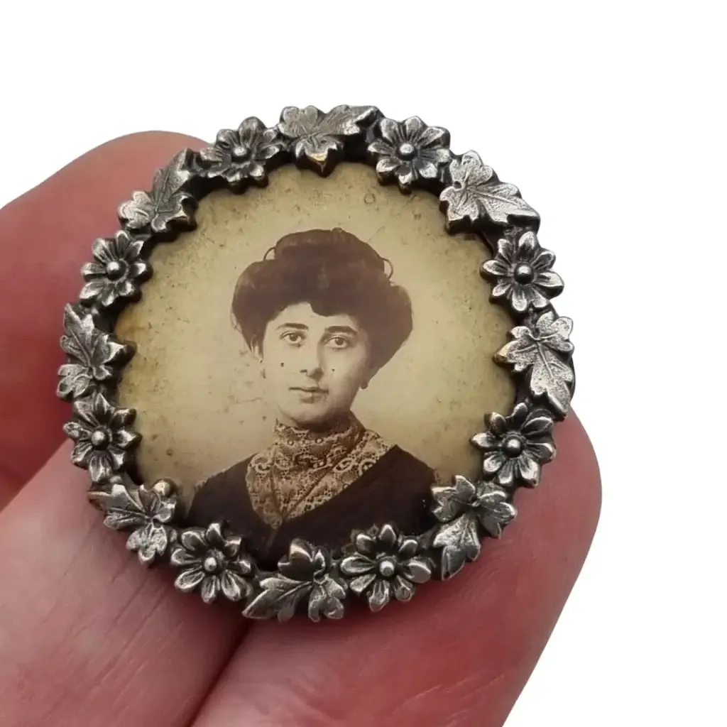 Art Nouveau brooch with female portrait with detailed floral frame, 1900-1910.